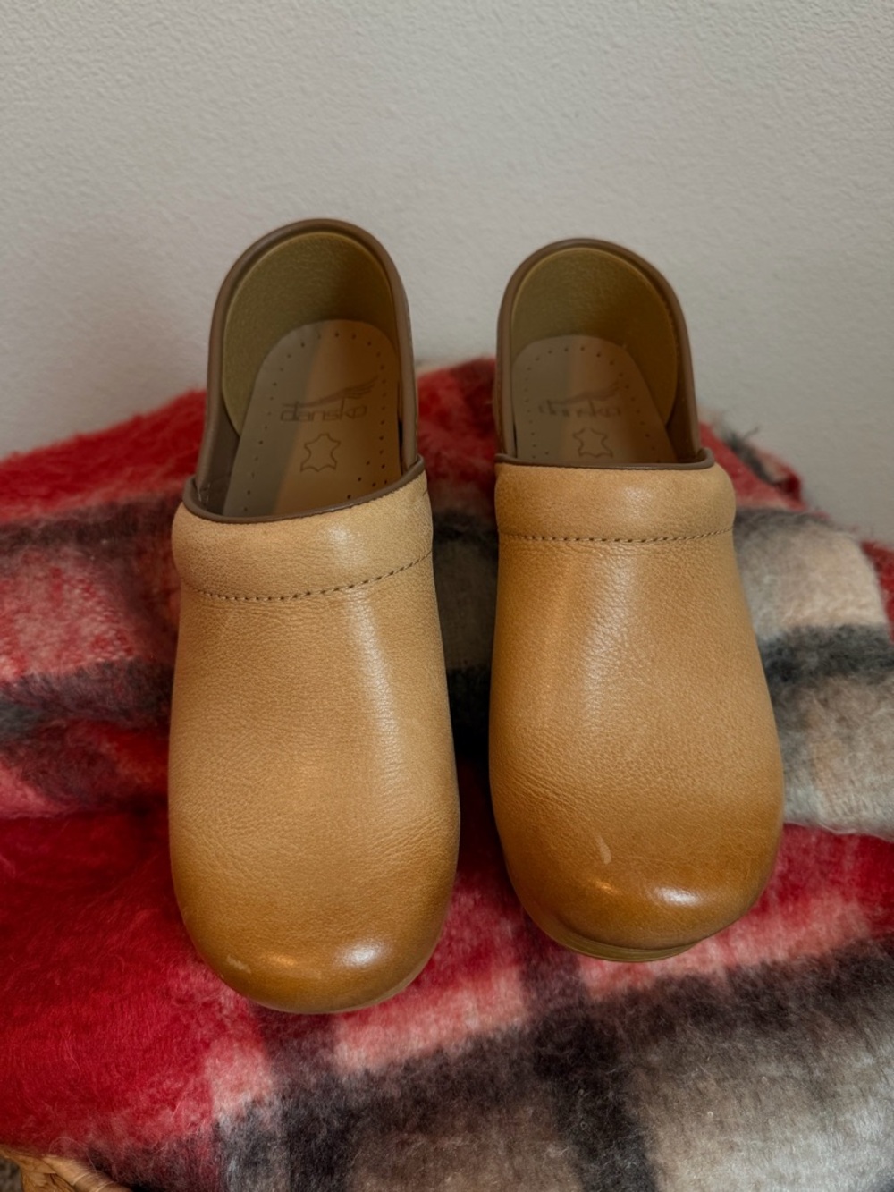 Women’s Dansko Clogs Professional Shoes Honey Distressed Size 37 Comfort Shoe